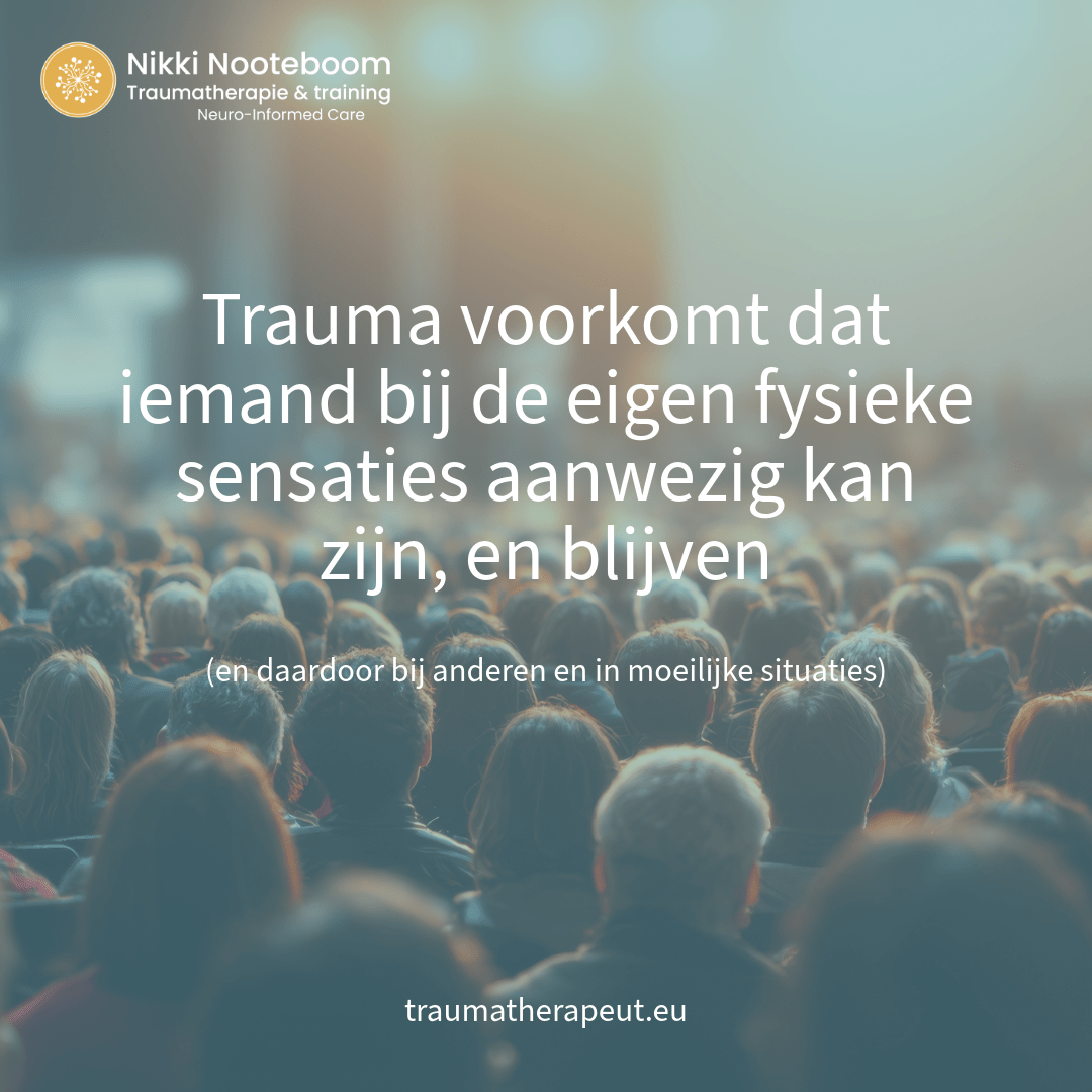 Publiek op straat bezien op achterhoofd als metafoor voor aanwezigheid en verbinding bij trauma